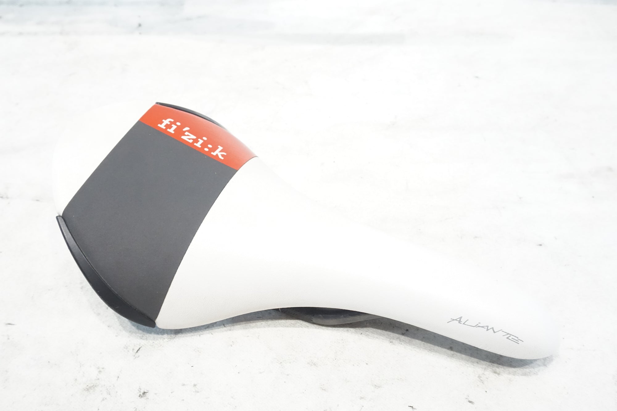 FIZIK 「フィジーク」 ALIANTE R3 カーボンレール サドル / 横浜戸塚店