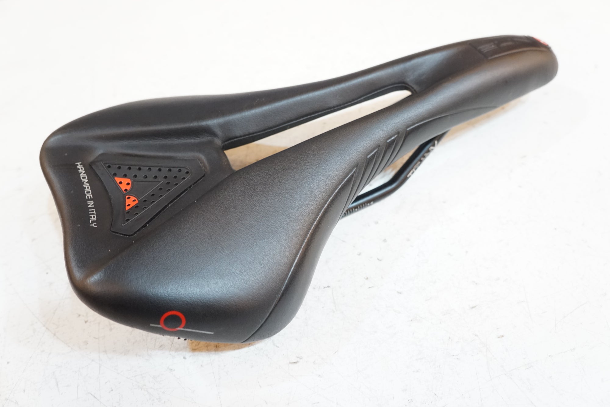 ASTUTE 「アスチュート」 SUN VT サドル / バイチャリ浦和ベース