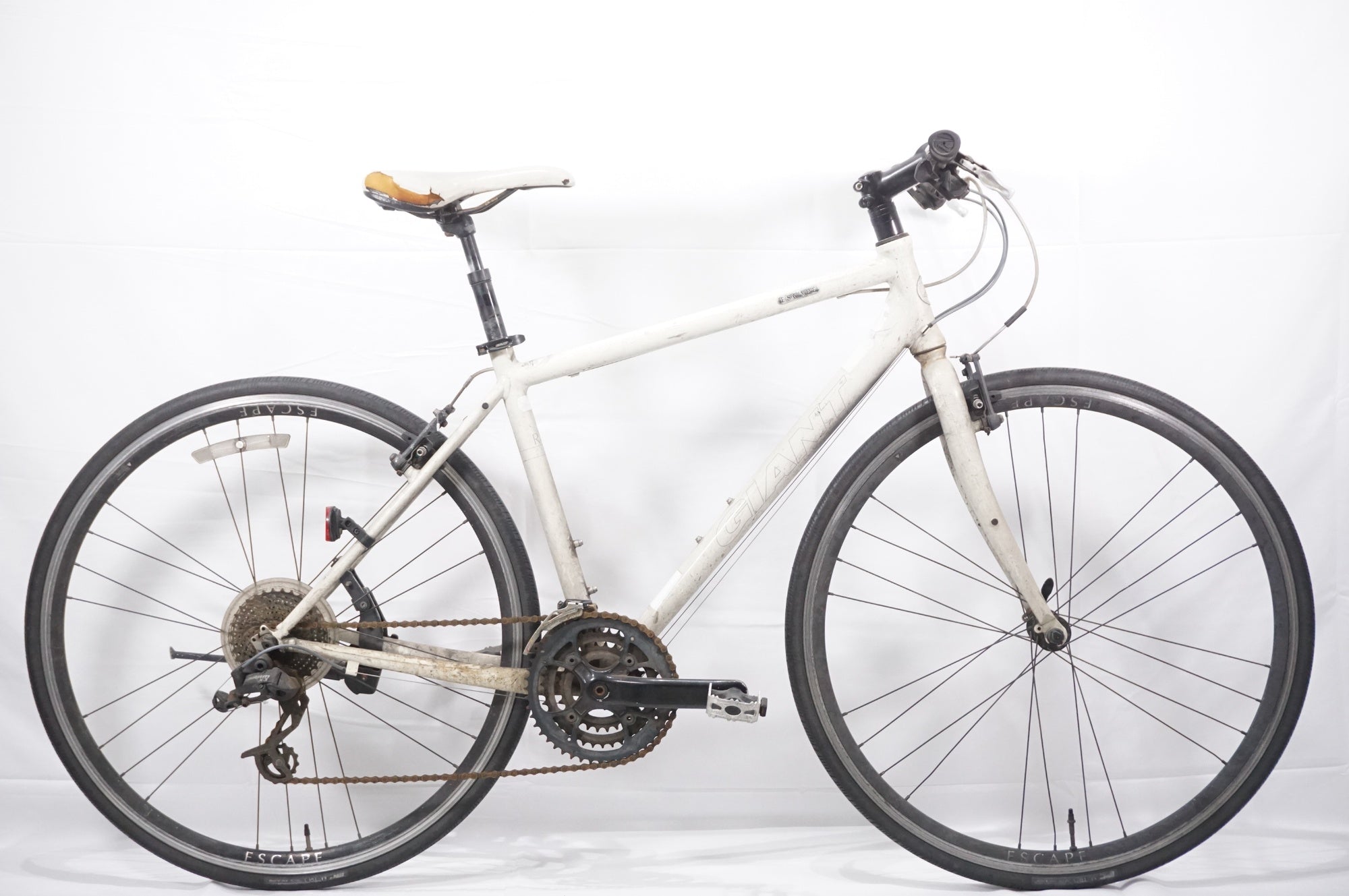 Giant クロスバイク　エスケープR3 ホワイト　ジャンク　【引取専用】 ジャンク GIANT 「ジャイアント」 ESCAPE R3.1 2011年モデル クロス