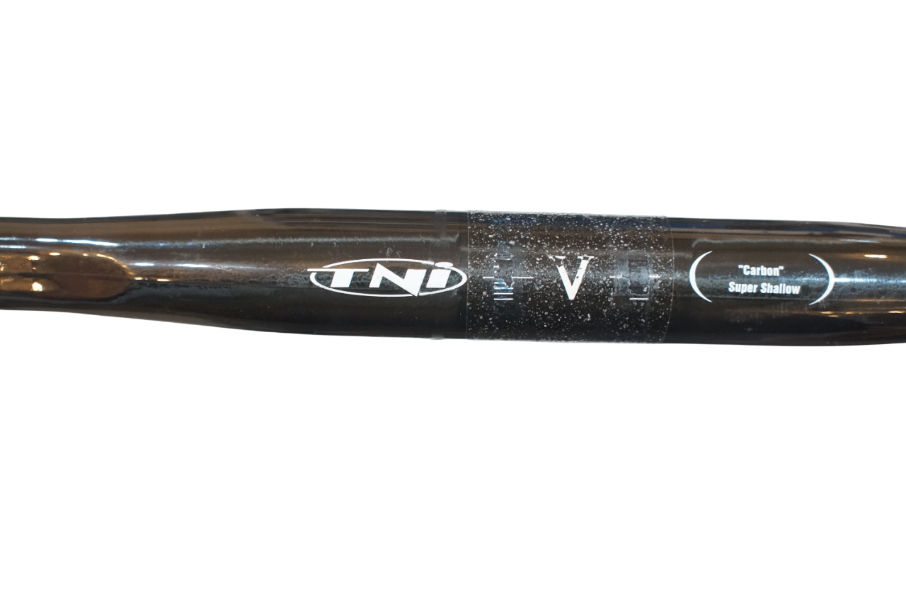 TNI 「ティーエヌアイ」 SUPER SHALLOW CARBON φ31.8 400mm ハンドル / バイチャリ浦和ベース