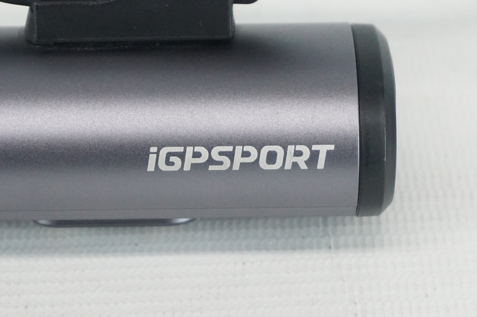 IGPSPORT 「アイジーピースポーツ」 VS1800 フロントライト / 阪急塚口店