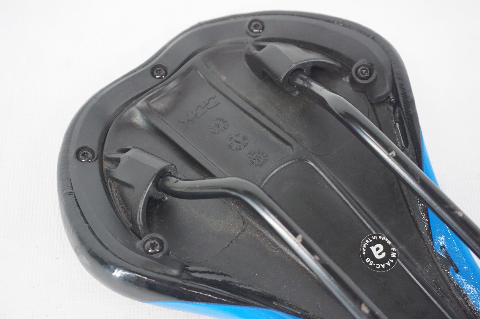 DDK 「ディーディーケー」 MERIDA サドル / 阪急塚口店