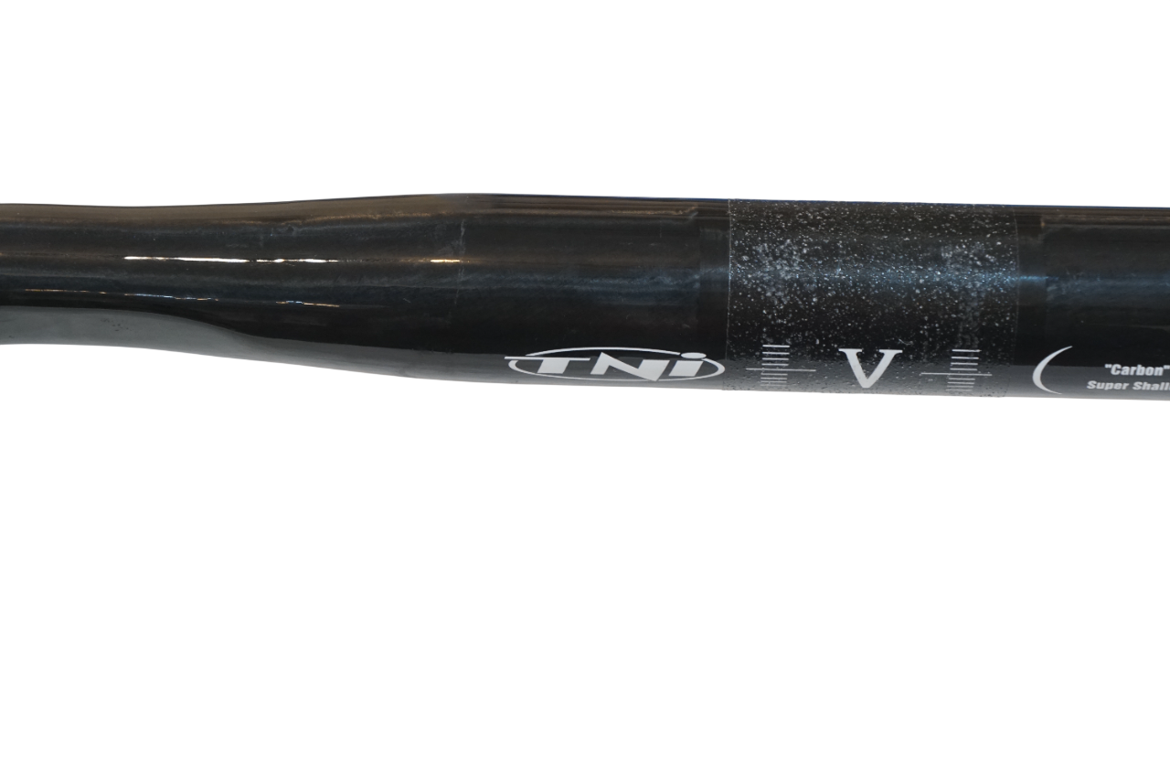 TNI 「ティーエヌアイ」 CARBON SUPER SHALLOW 400mm φ31.8 ハンドル / バイチャリ浦和ベース