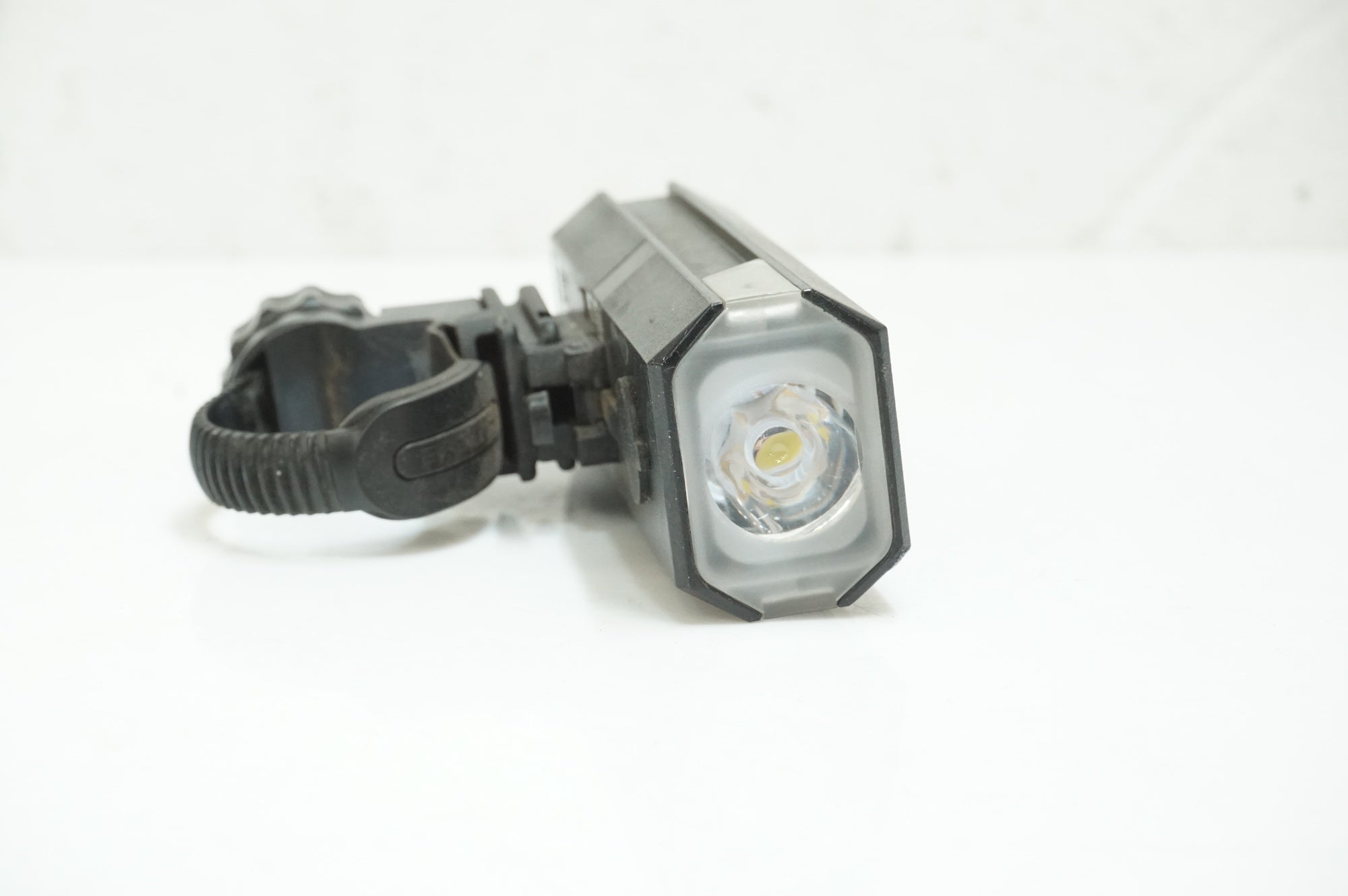 CATEYE 「キャットアイ」 AMPP300 フロントライト / 大宮店