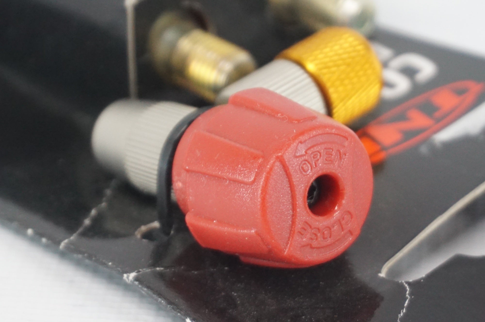 TNI 「ティーエヌアイ」 CO2 タイヤインフレーター / 阪急塚口店