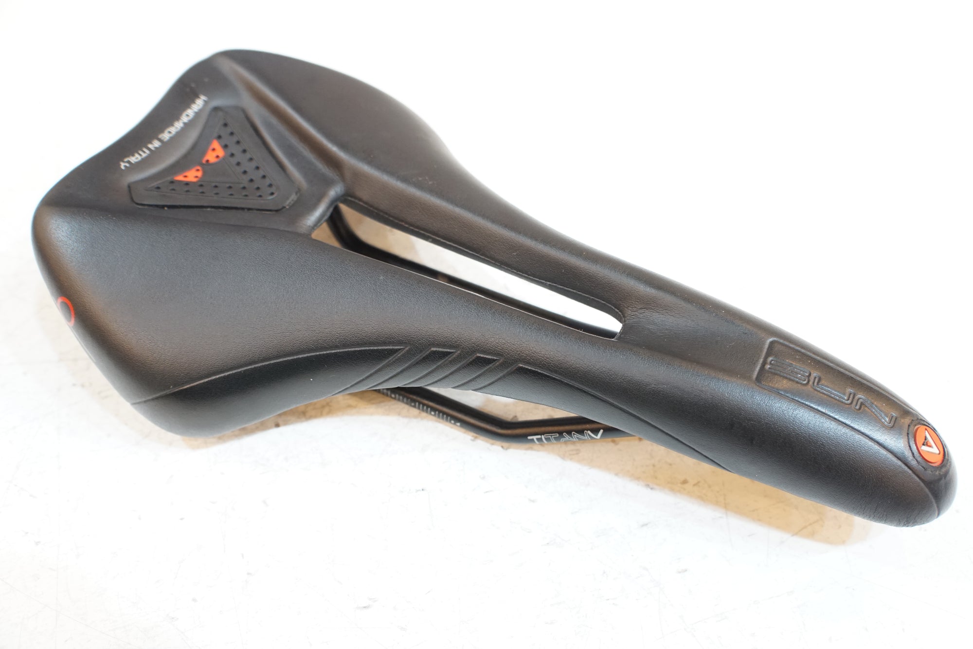 ASTUTE 「アスチュート」 SUN VT サドル / バイチャリ浦和ベース