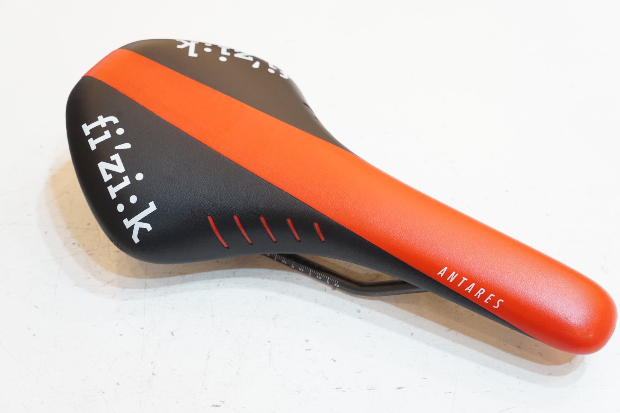 FIZIK 「フィジーク」 ANTARES R3 サドル / バイチャリ浦和