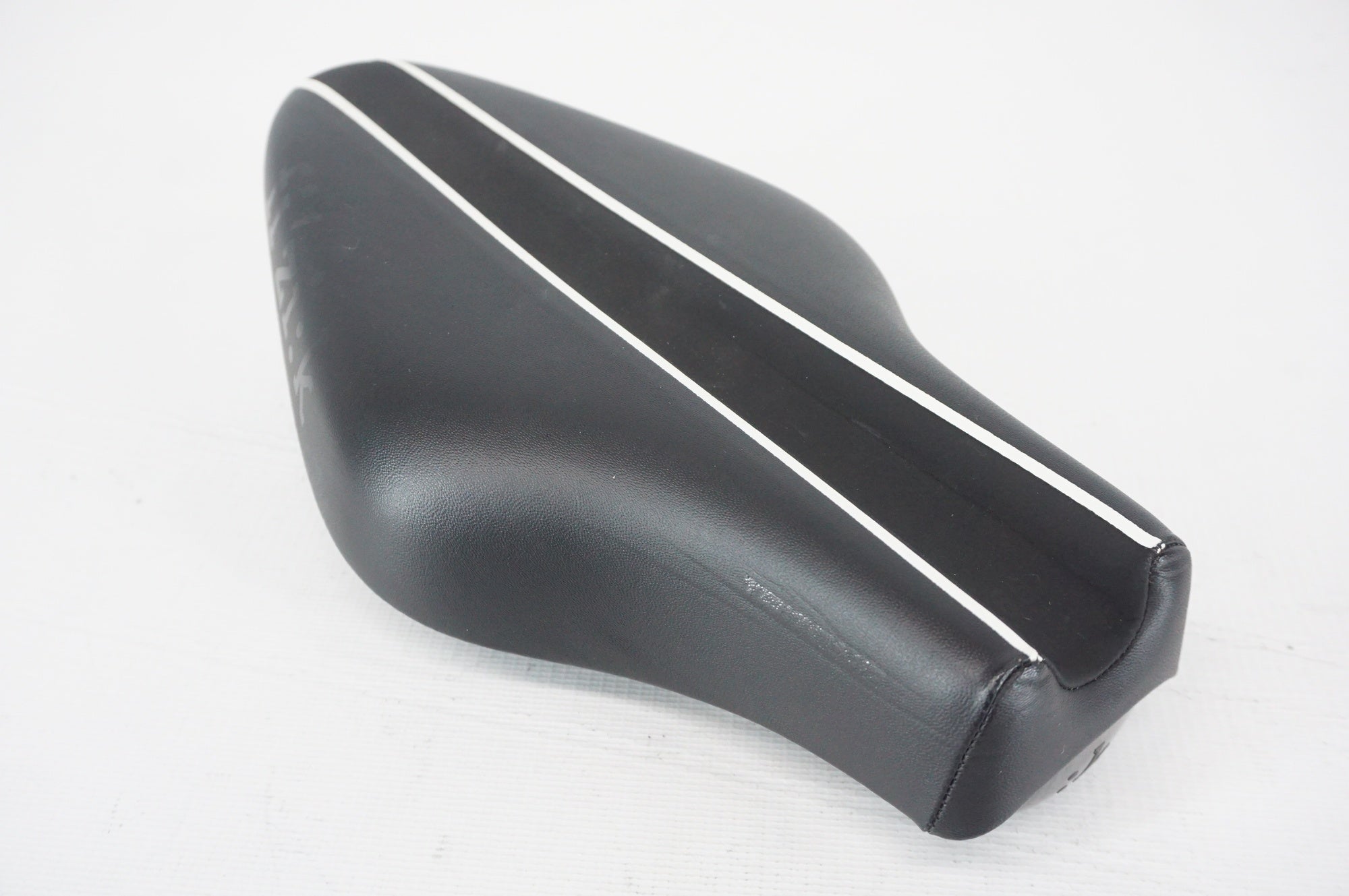 FIZIK 「フィジーク」 TRITONE サドル / 阪急塚口店