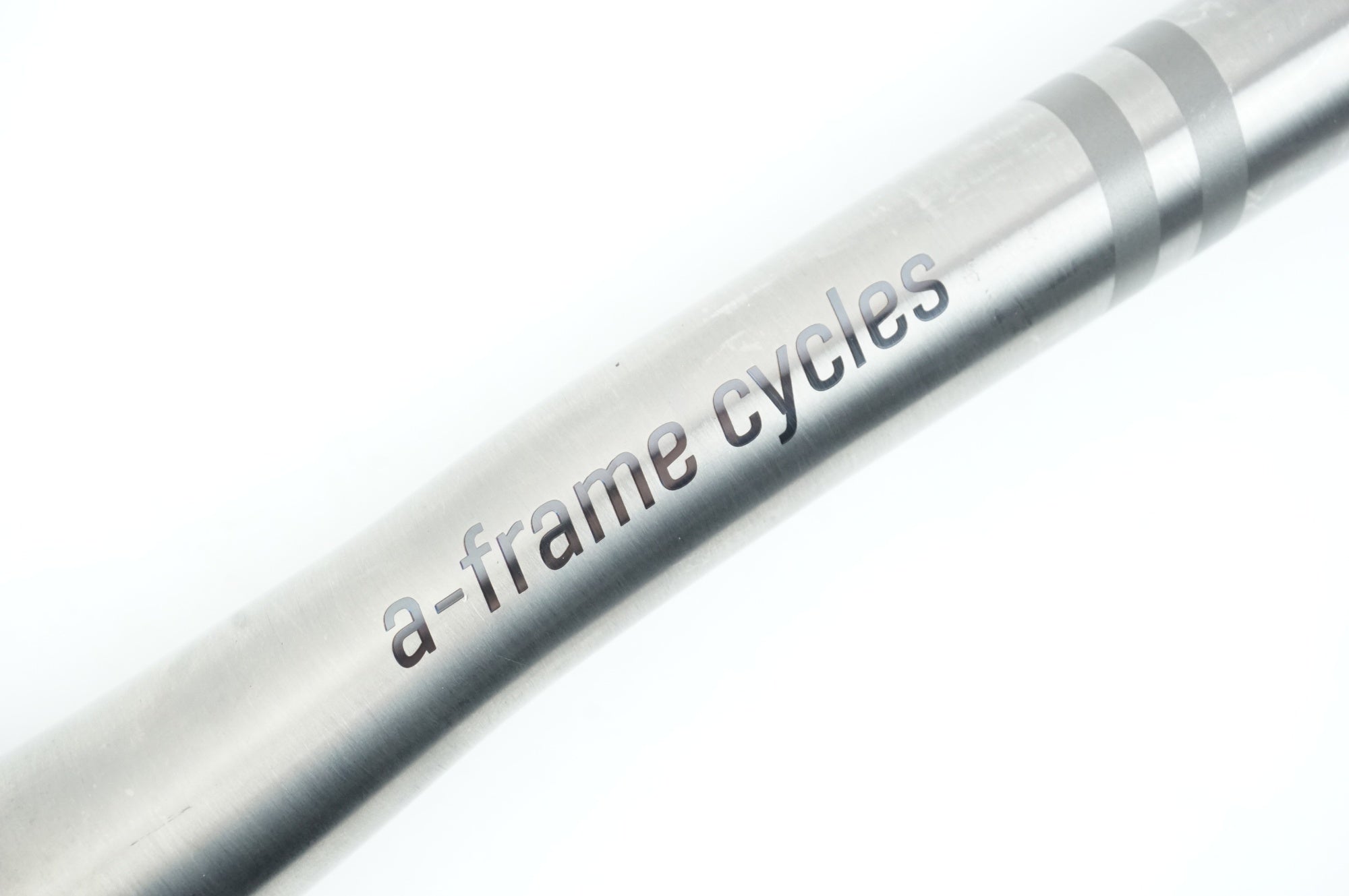 A-FRAME 「エーフレーム」 TITANIUM RISER HANDLBER φ31.8 700mm ハンドル / 中目黒店