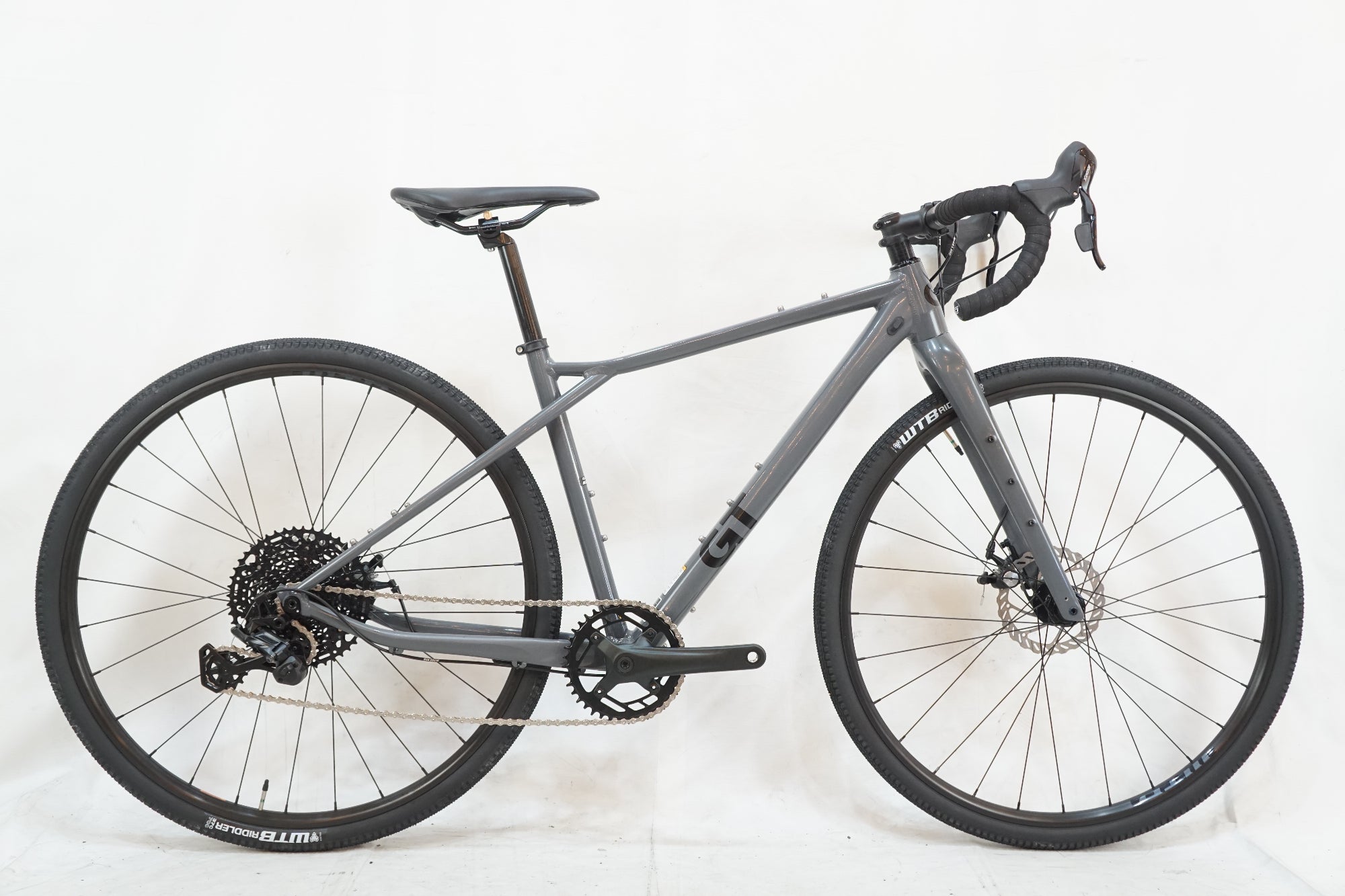 GT 「ジーティー」 GRADE ALLOY SPORTS 2025年モデル ロードバイク / バイチャリ浦和ベース