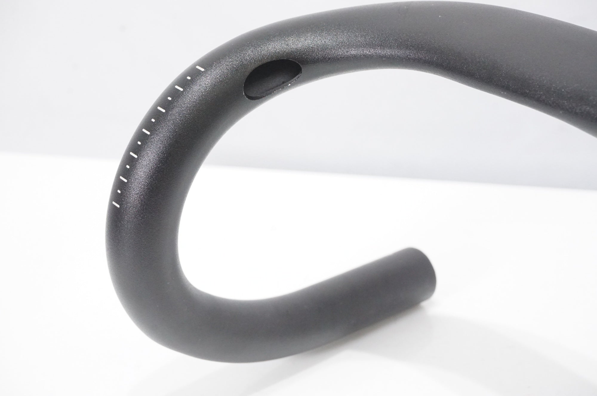 BONTRAGER 「ボントレガー」 ELITE AERO VR-CF φ31.8 40cm ハンドル / AKIBA店