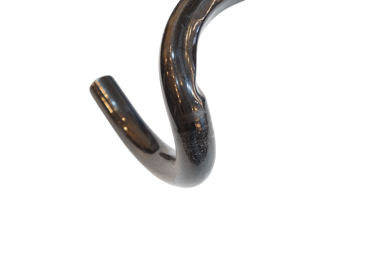 TNI 「ティーエヌアイ」 SUPER SHALLOW CARBON φ31.8 400mm ハンドル / バイチャリ浦和ベース