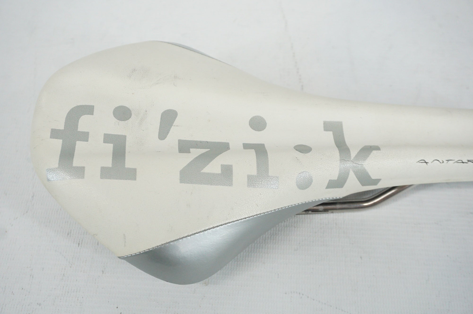FIZIK 「フィジーク」 ALIANTE VS サドル / 阪急塚口店