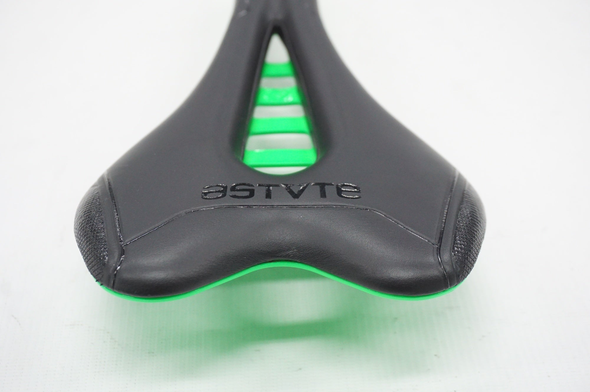 ASTUTE 「アスチュート」 SKYLINE VT TIレールサドル / 阪急塚口店