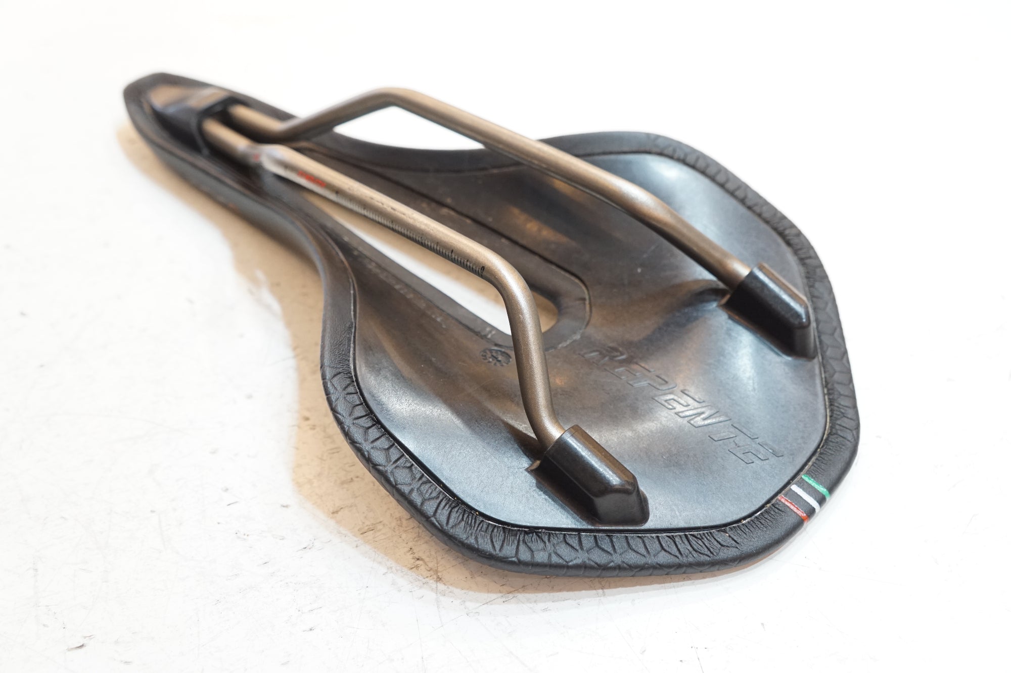 REPENTE 「レペンテ」 QUASAR サドル / バイチャリ浦和ベース