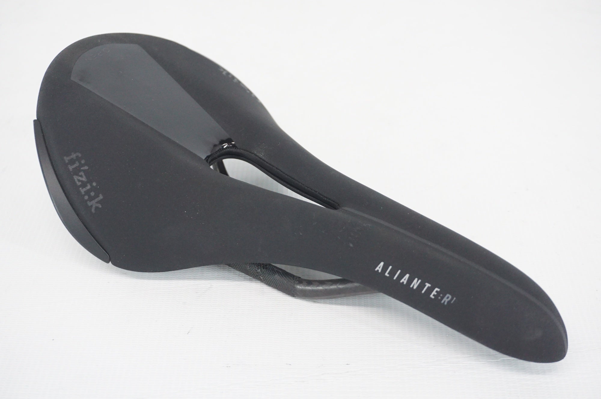 FIZIK 「フィジーク」 ALIANTE R1 OPEN FOR BULL CARBON サドル / 阪急塚口店