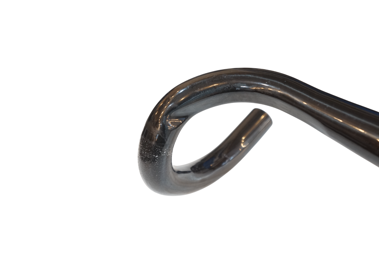 TNI 「ティーエヌアイ」 SUPER SHALLOW CARBON φ31.8 400mm ハンドル / バイチャリ浦和ベース