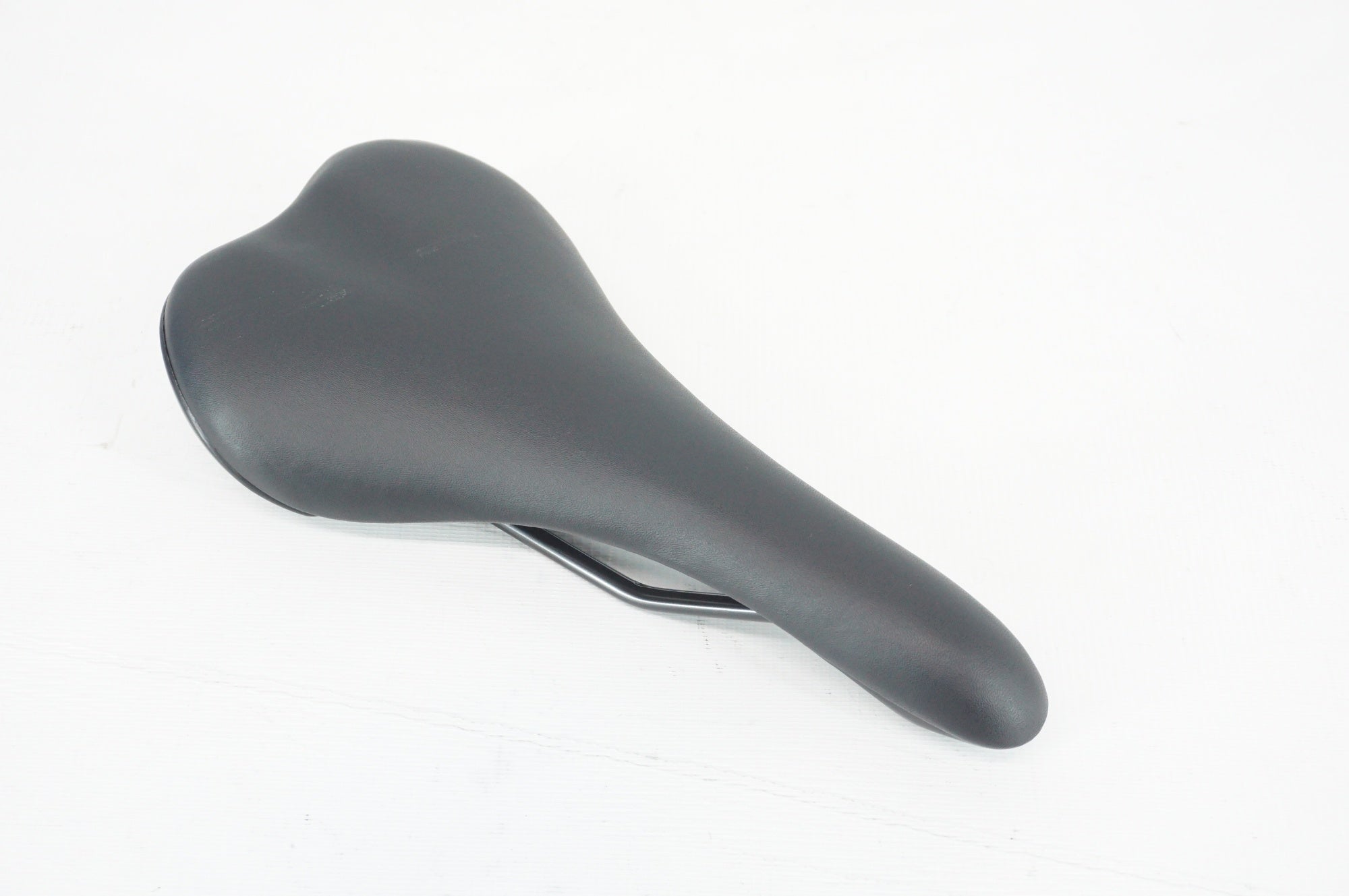 CIONLLI 「シャンリー」 サドル / 阪急塚口店