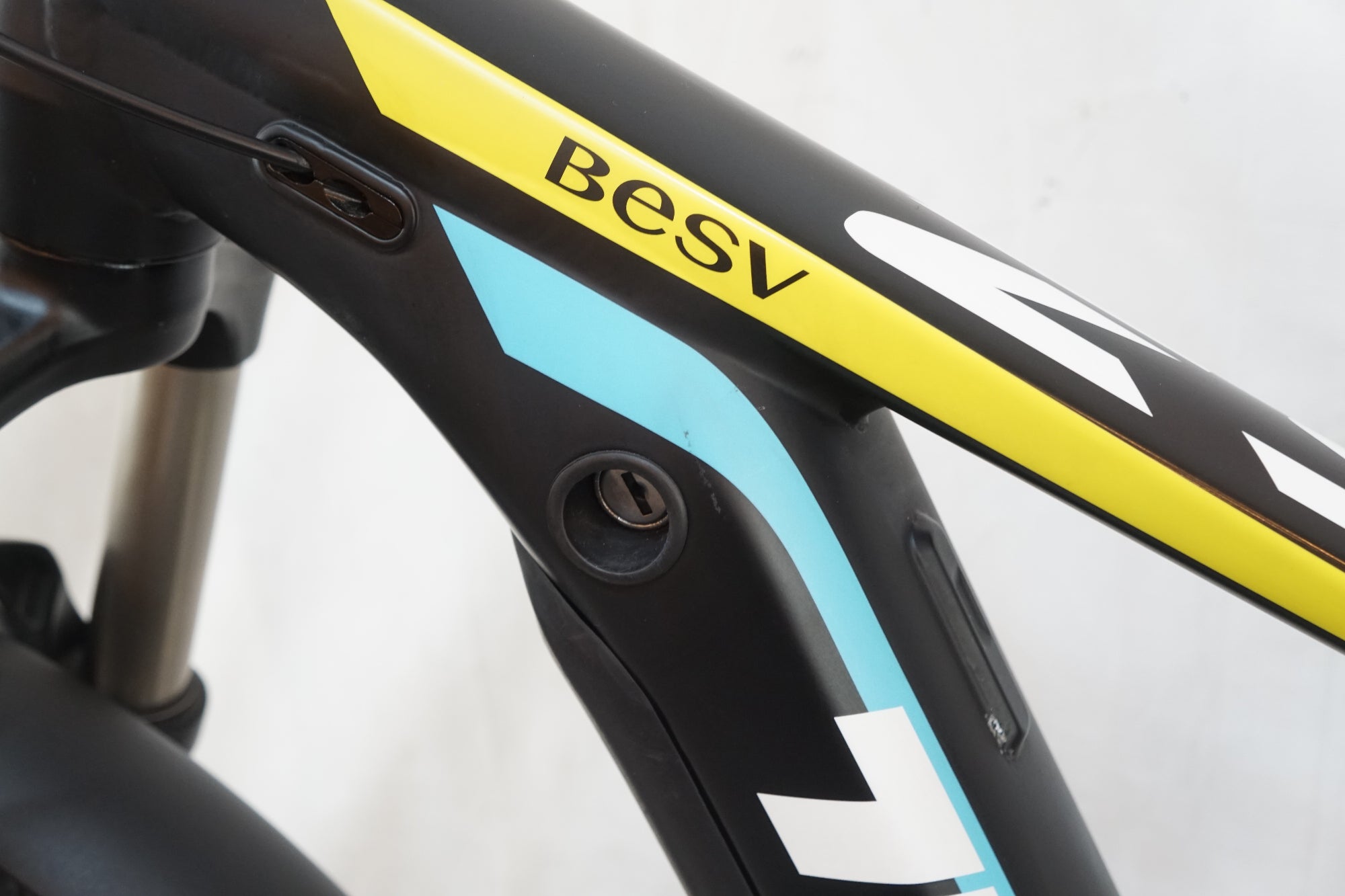 BESV 「ベスビー」 TRS2 XC 2023年モデル 電動アシスト自転車 / バイチャリ浦和ベース