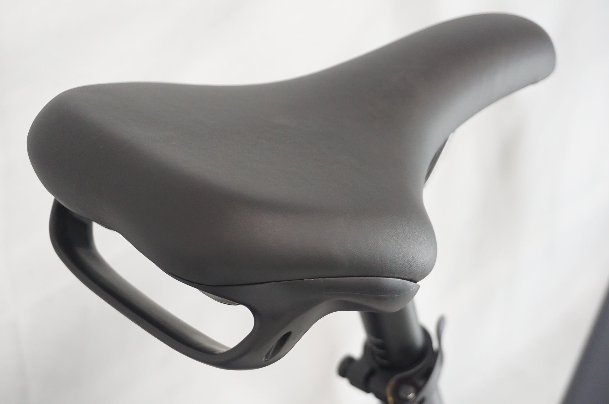 BESV 「ベスビー」 CF1 LINO 2025年モデル 26インチ 電動アシスト自転車 / 阪急塚口店