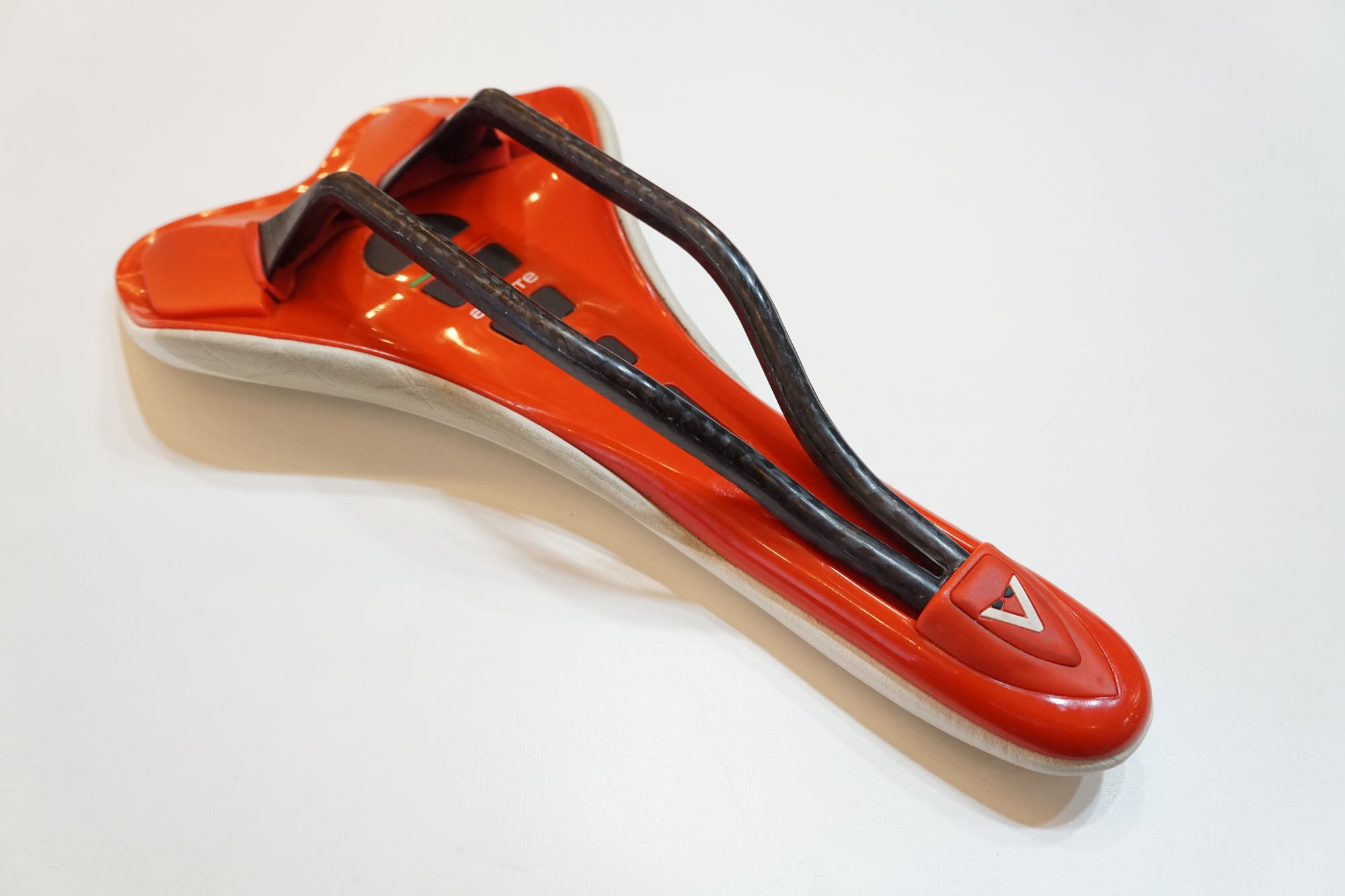 ASTVTE 「アスチュート」 SKYLITE SR サドル / バイチャリ浦和ベース