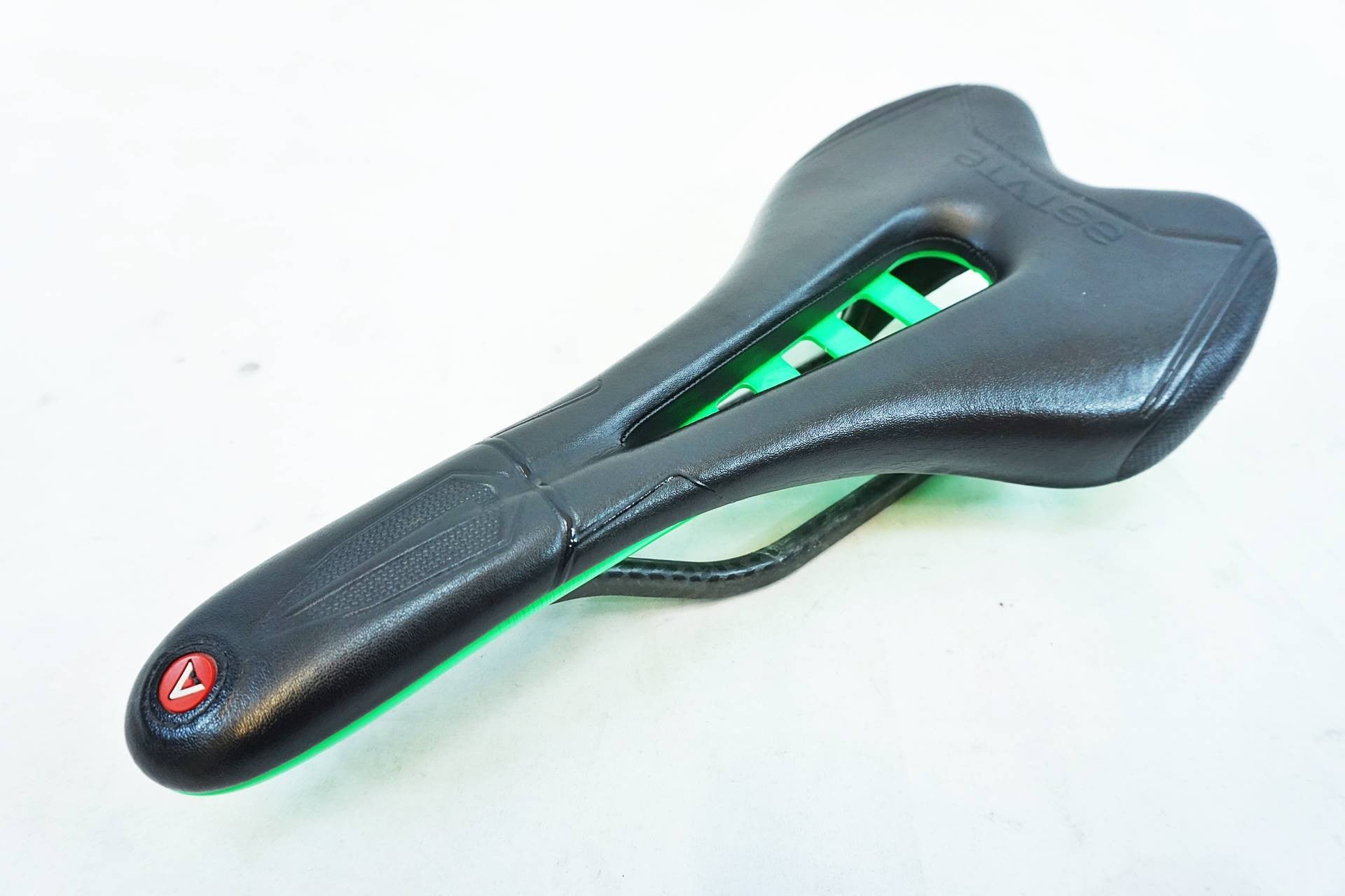 ASTUTE  「アスチュート」 SKYLITE VT カーボンレールサドル / 有明ガーデン店