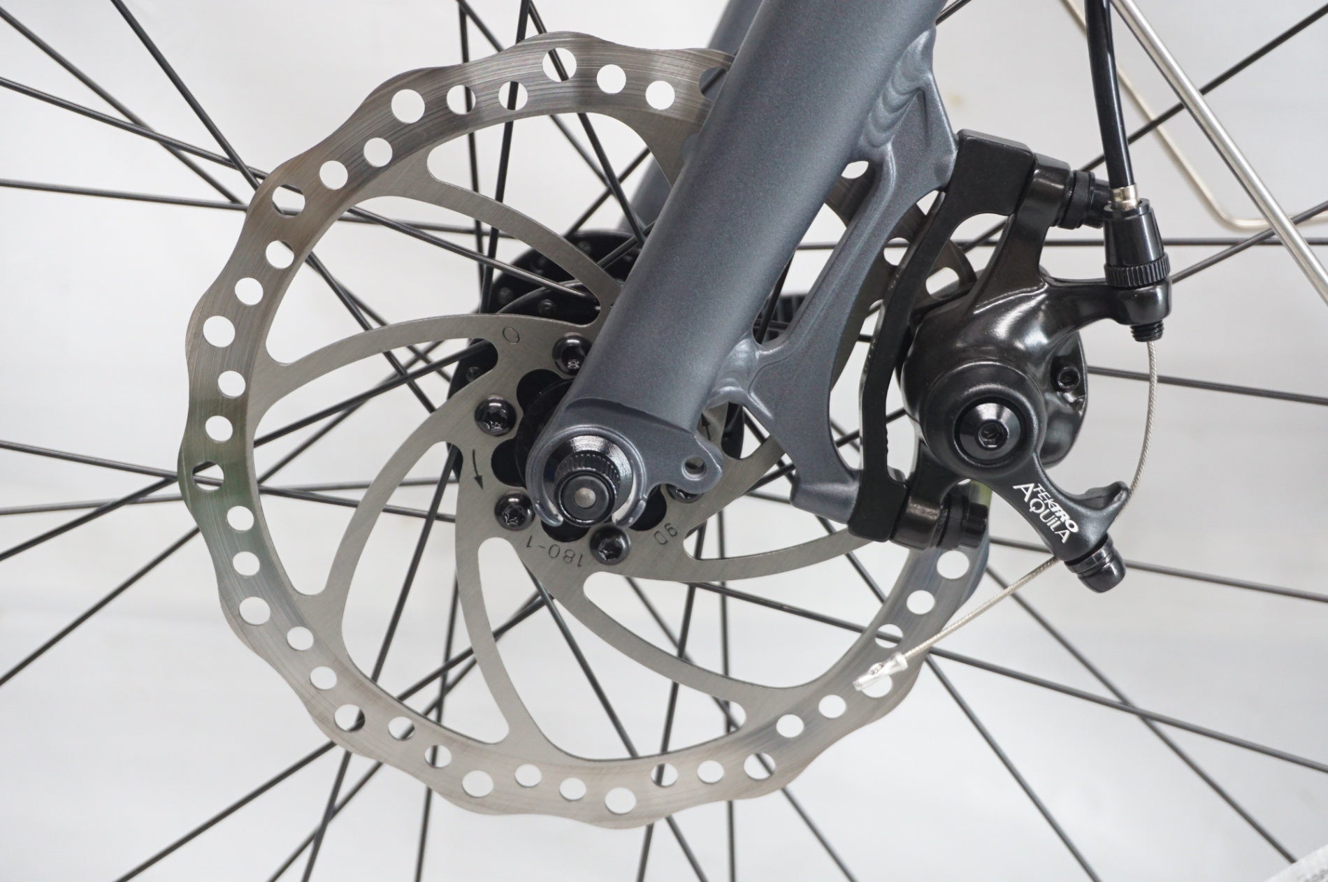 BESV 「ベスビー」 CF1 LINO 2025年モデル 26インチ 電動アシスト自転車 / 阪急塚口店