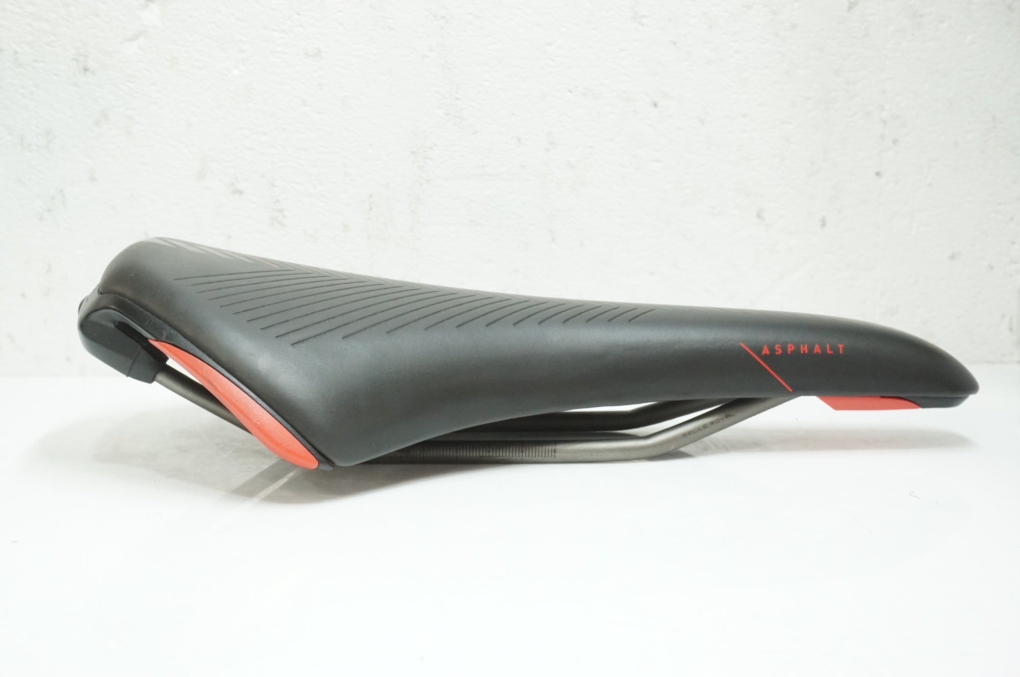 SELLE ROYAL 「セラロイヤル」 ASPHALT サドル / 大宮店