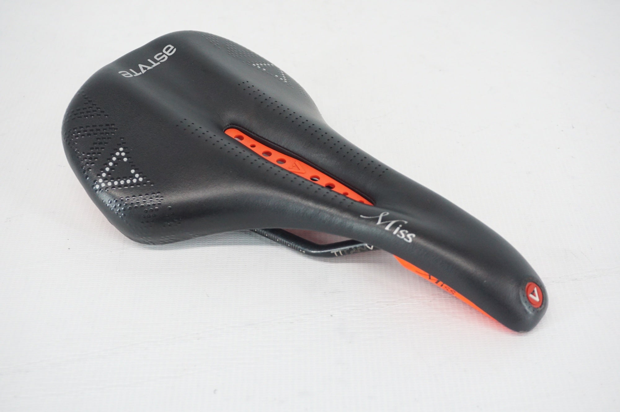 ASTVTE 「アスチュート」 MISS LINE サドル / 阪急塚口店