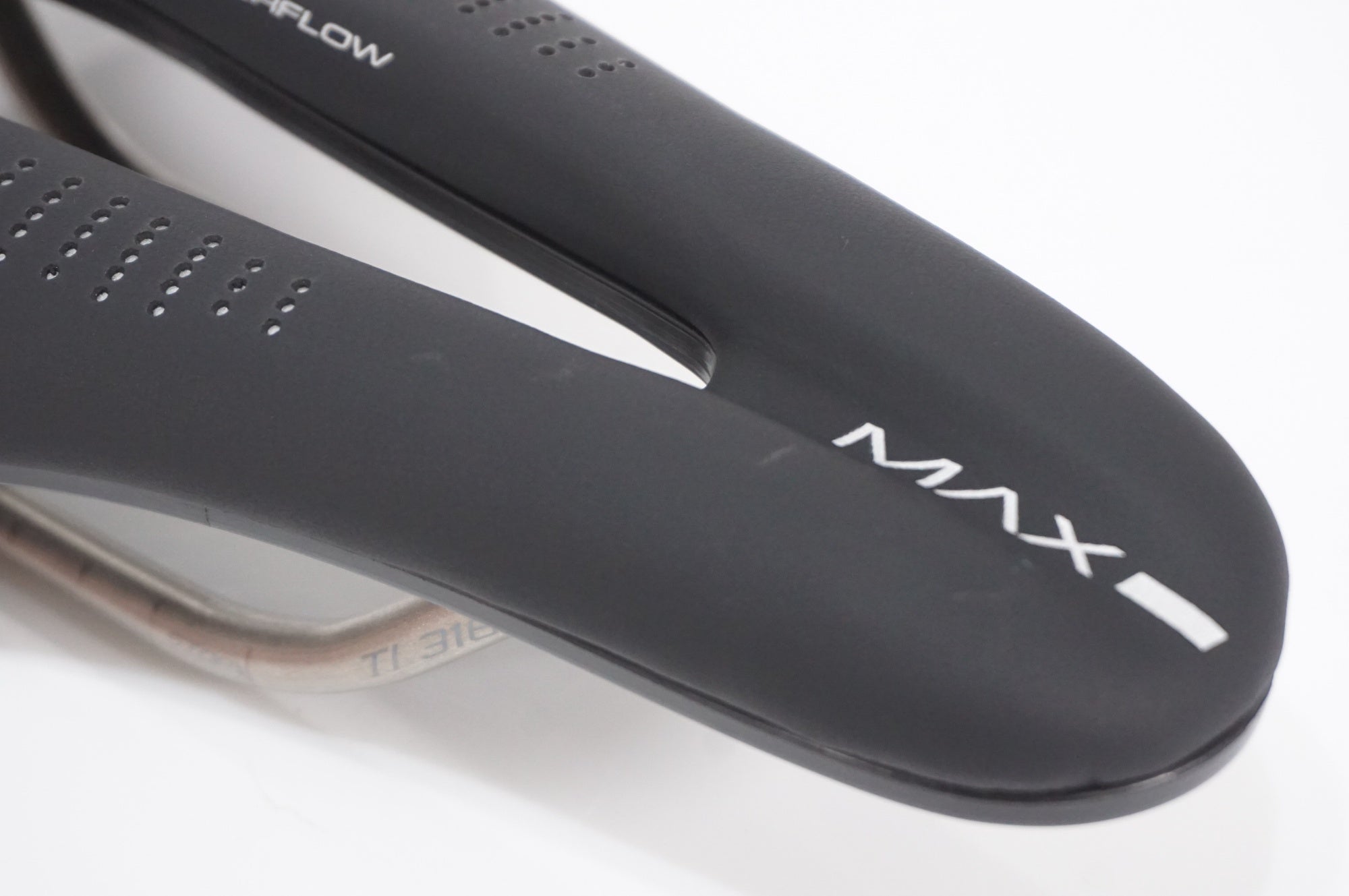 SELLE ITALIA 「セライタリア」 MAX NOVUS BOOST EVO Ti316 SUPERFLOW サドル / AKIBA店
