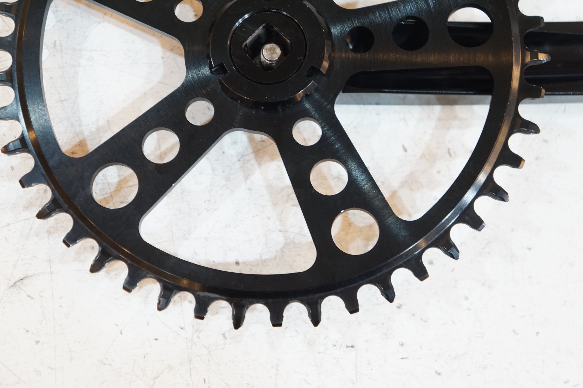 WHITE INDUSTRIES 「ホワイト インダストリーズ」 46T 165mm クランク / バイチャリ浦和ベース