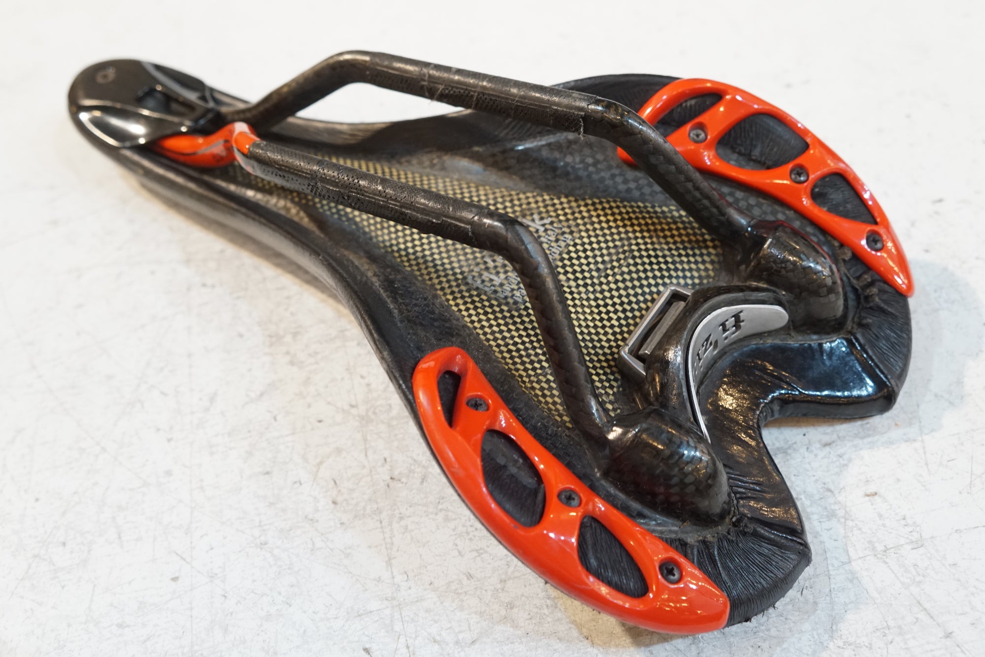 FIZIK 「フィジーク」 TEST ALIANTE VSX サドル / バイチャリ浦和ベース