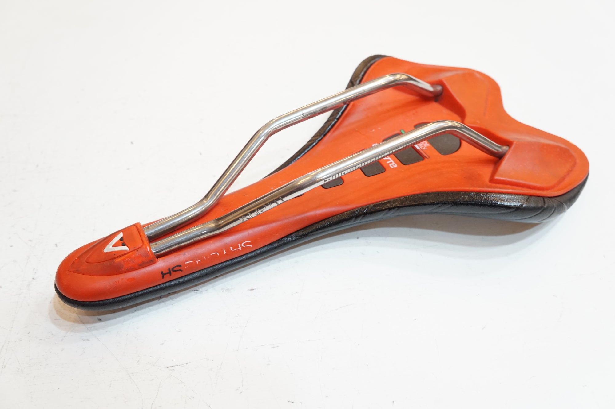 ASTUTE 「アスチュート」 SKYLINE SR サドル / バイチャリ浦和ベース