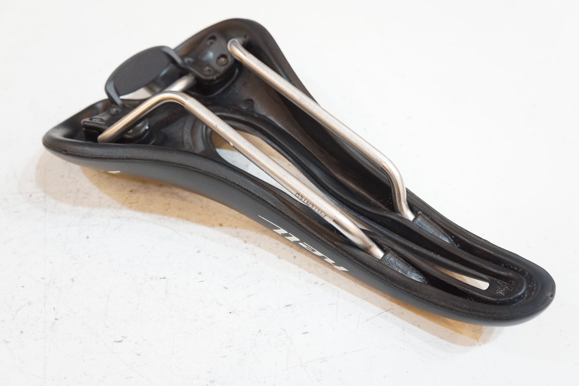 SELLE SMP 「セラ エスエムピー」 HELL サドル / バイチャリ浦和ベース