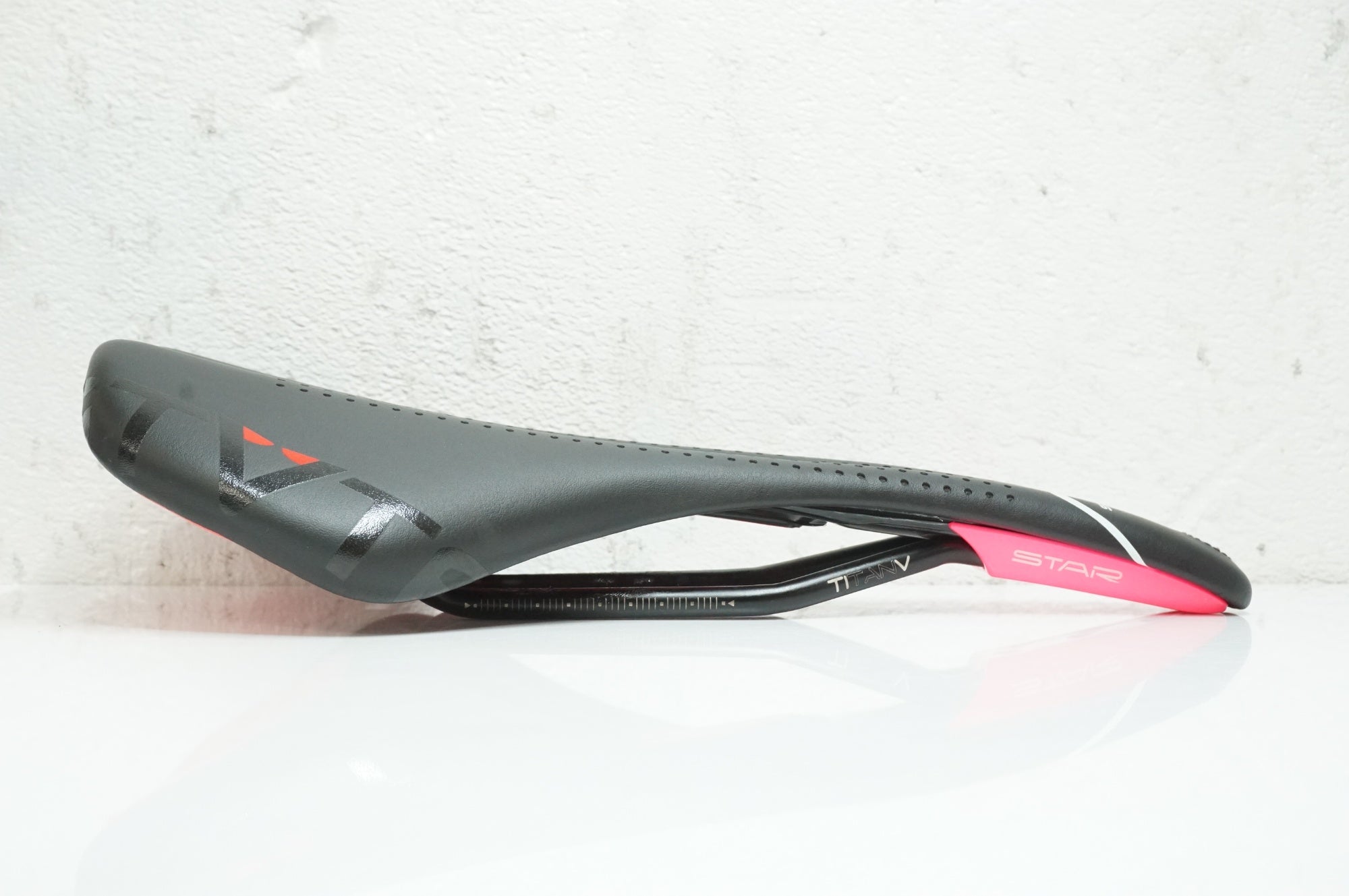 ASTUTE 「アスチュート」 STAR LINE VT サドル / 大宮店