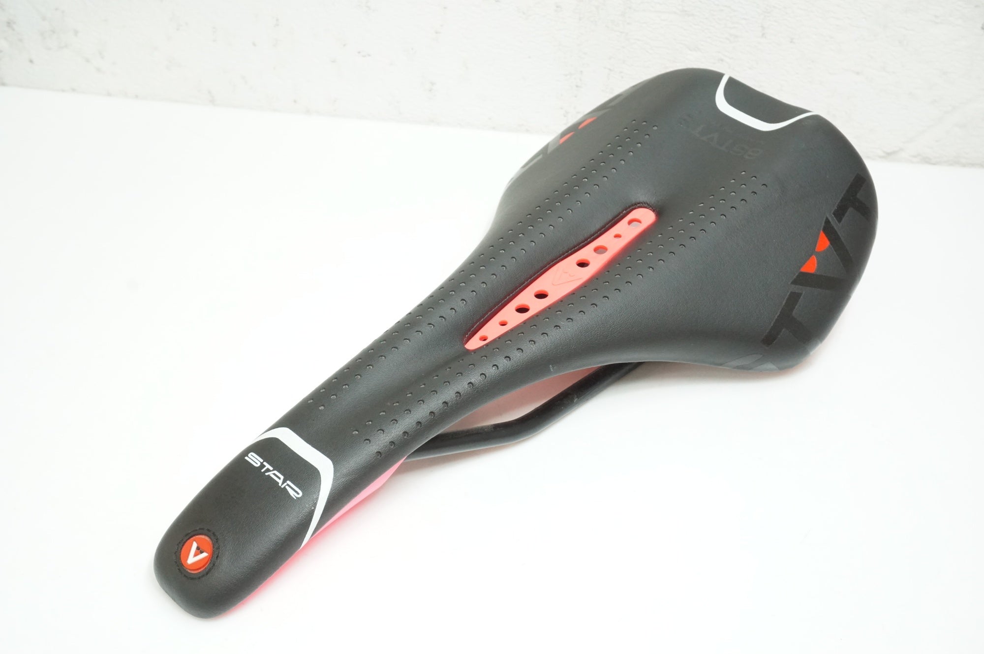 ASTUTE 「アスチュート」 STAR LINE VT サドル / 大宮店