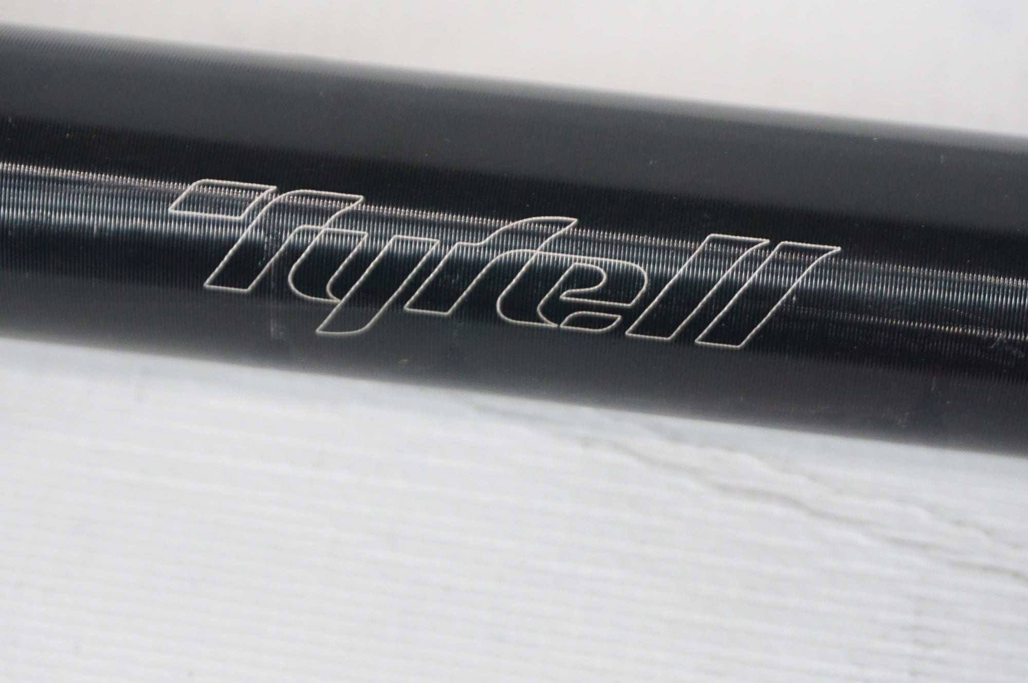 TYRELL 「タイレル」 Φ27.2 400mm シートポスト / 阪急塚口店