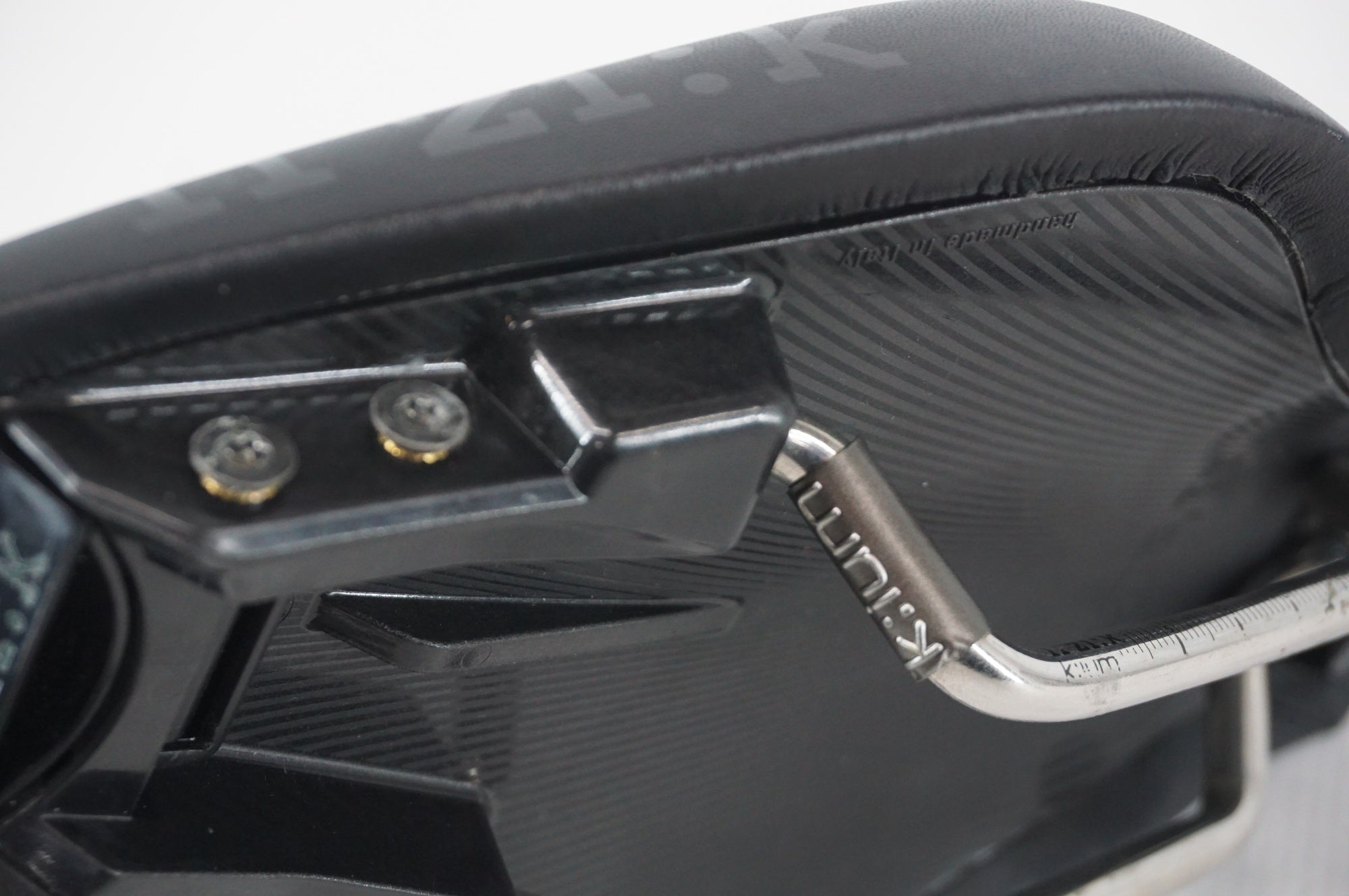 FIZIK 「フィジーク」 TRITONE サドル / 阪急塚口店