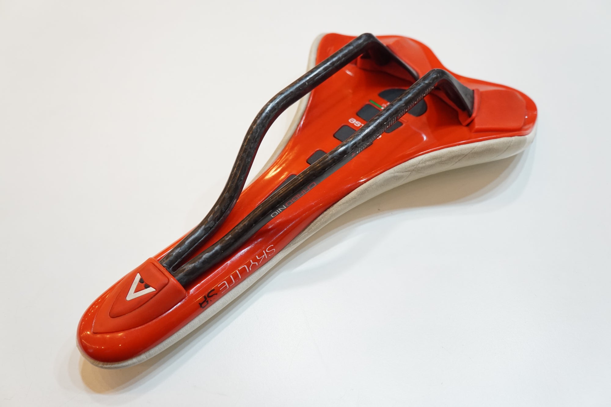 ASTVTE 「アスチュート」 SKYLITE SR サドル / バイチャリ浦和ベース