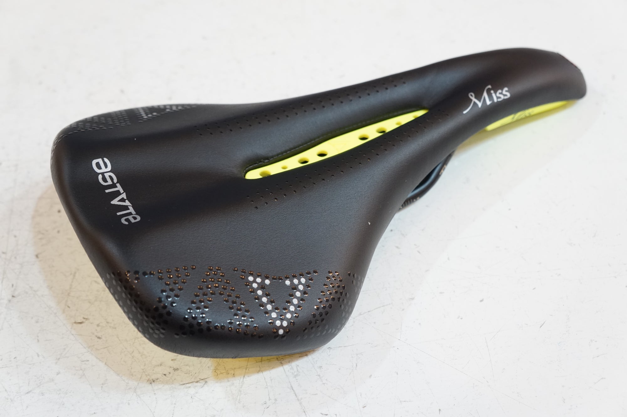 ASTVTE 「アスチュート」 MISSLINE サドル / バイチャリ浦和ベース