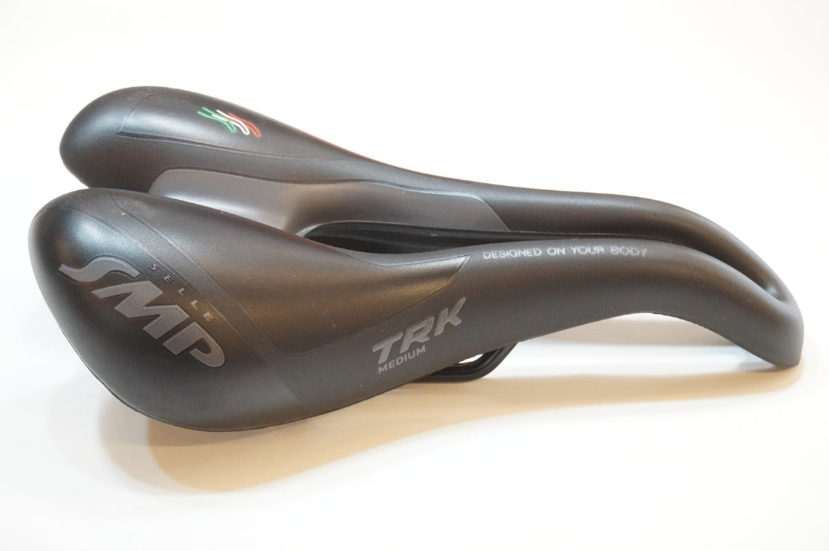SELLE SMP 「セラエスエムピー」 TRK MEDIUM サドル / 浦和ベース