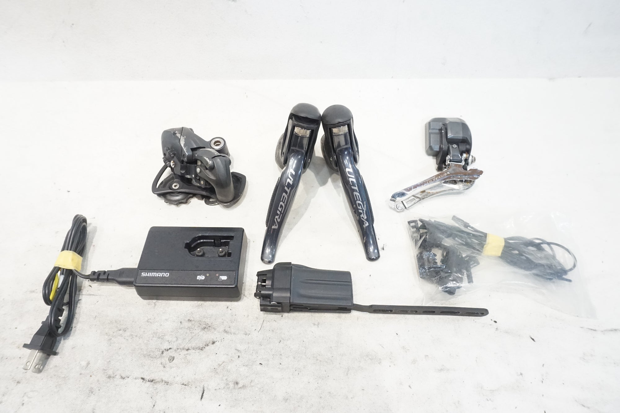 SHIMANO 「シマノ」 ULTEGRA 6770 Di2 コンポ3点(ST,FD,RD) +バッテリー,充電器,ジャンクション セット / 横浜戸塚店