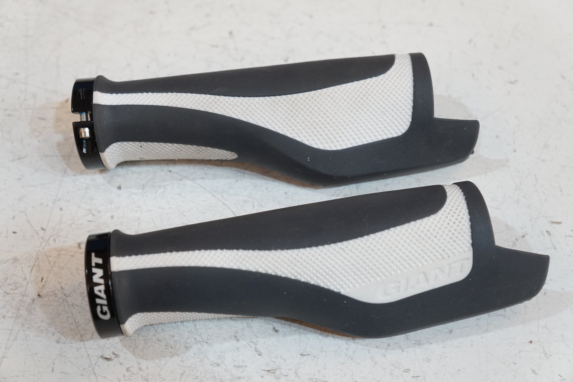 GIANT 「ジャイアント」 CONTACT AERO グリップセット / バイチャリ浦和ベース