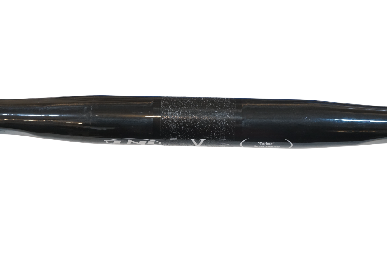 TNI 「ティーエヌアイ」 CARBON SUPER SHALLOW 400mm φ31.8 ハンドル / バイチャリ浦和ベース
