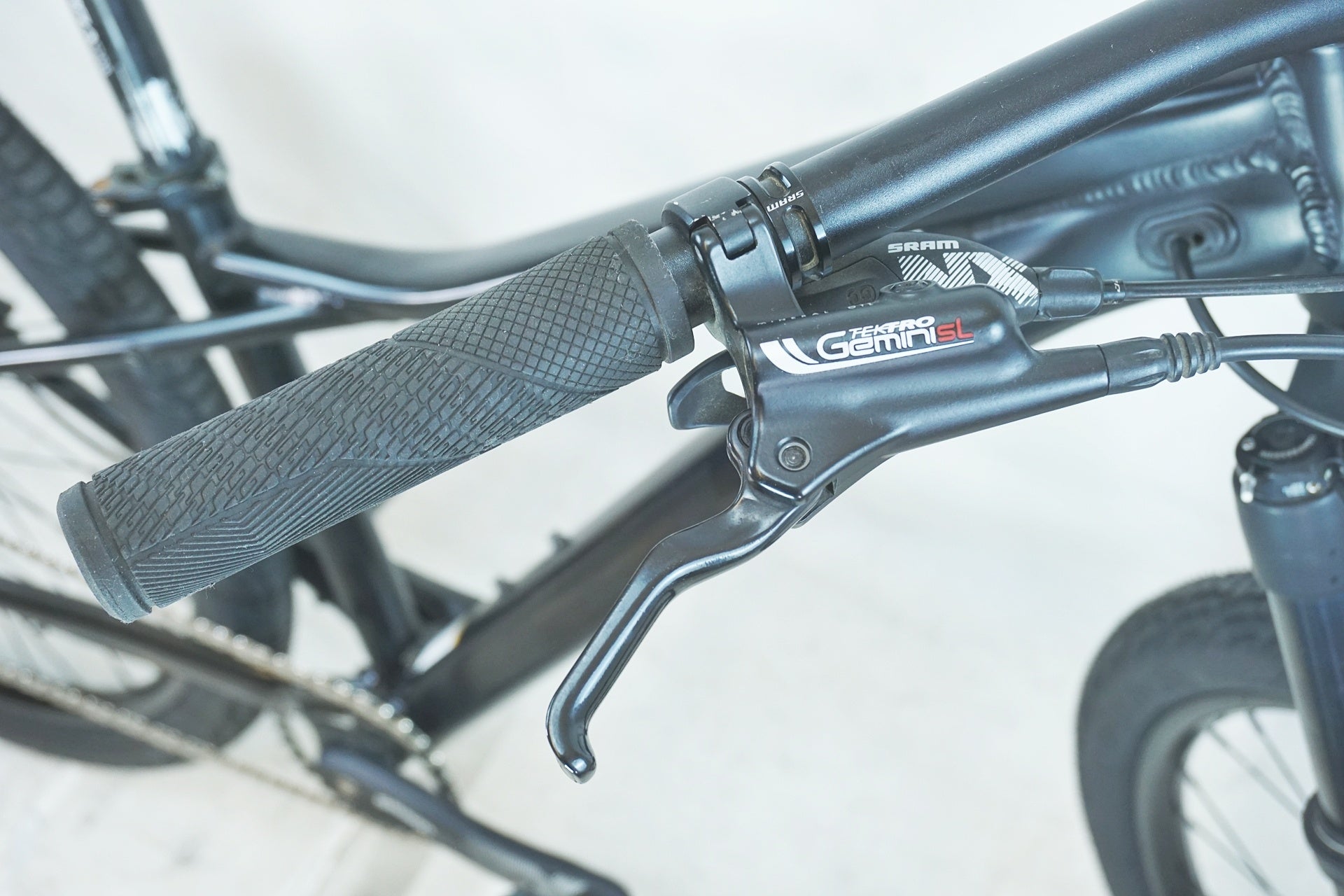 GT 「ジーティー」 AVALANCHE EXPERT 27.5" V2 2023年モデル マウンテンバイク / 有明ガーデン店
