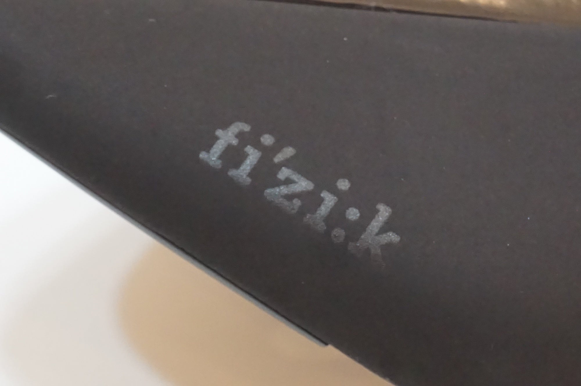 FIZIK 「フィジーク」 ARIONE OPEN R1 サドル / 浦和ベース