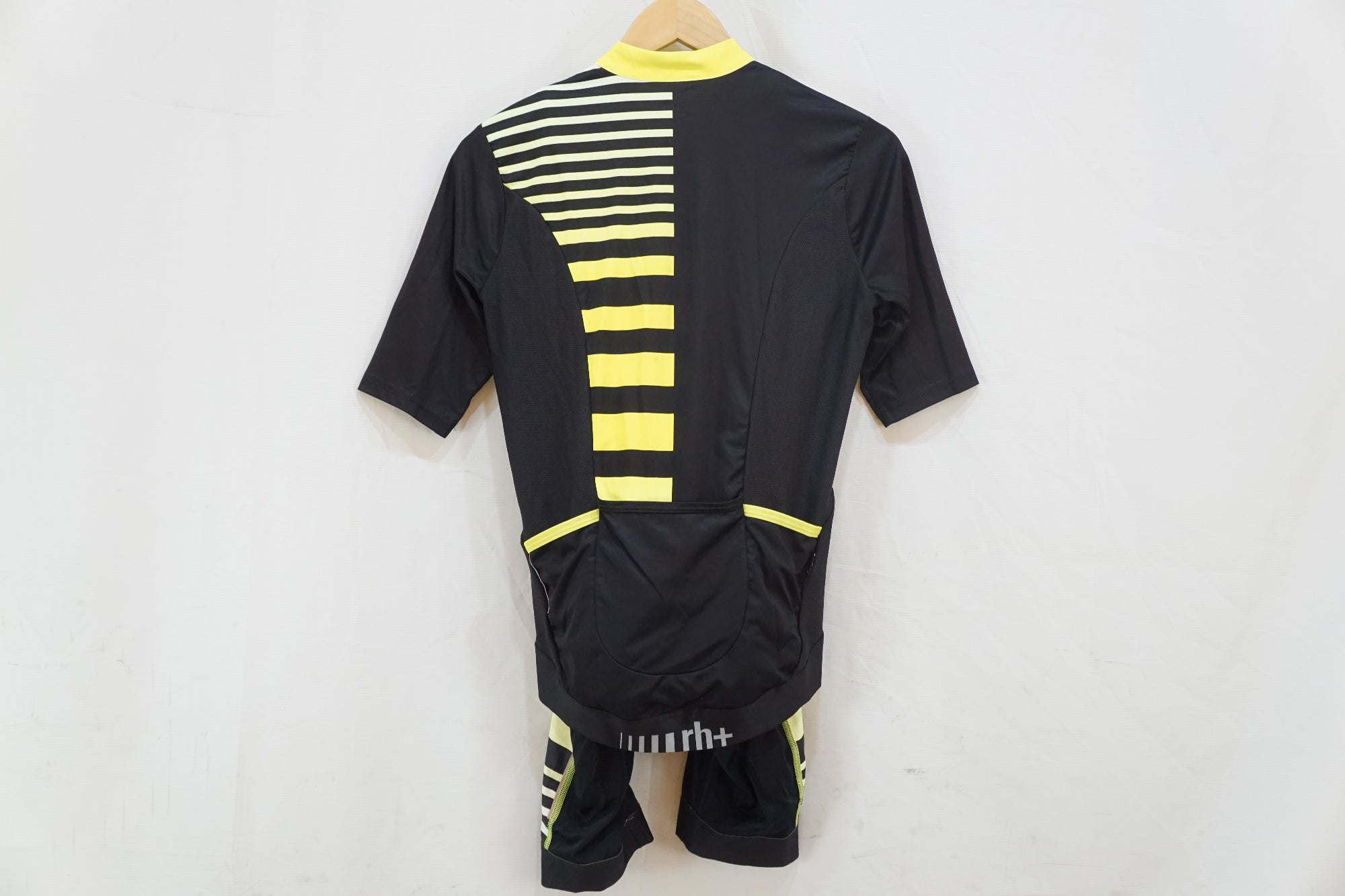 RH+ 「アール エイチ プラス」 Mサイズ サイクルジャージセット / バイチャリ浦和ベース