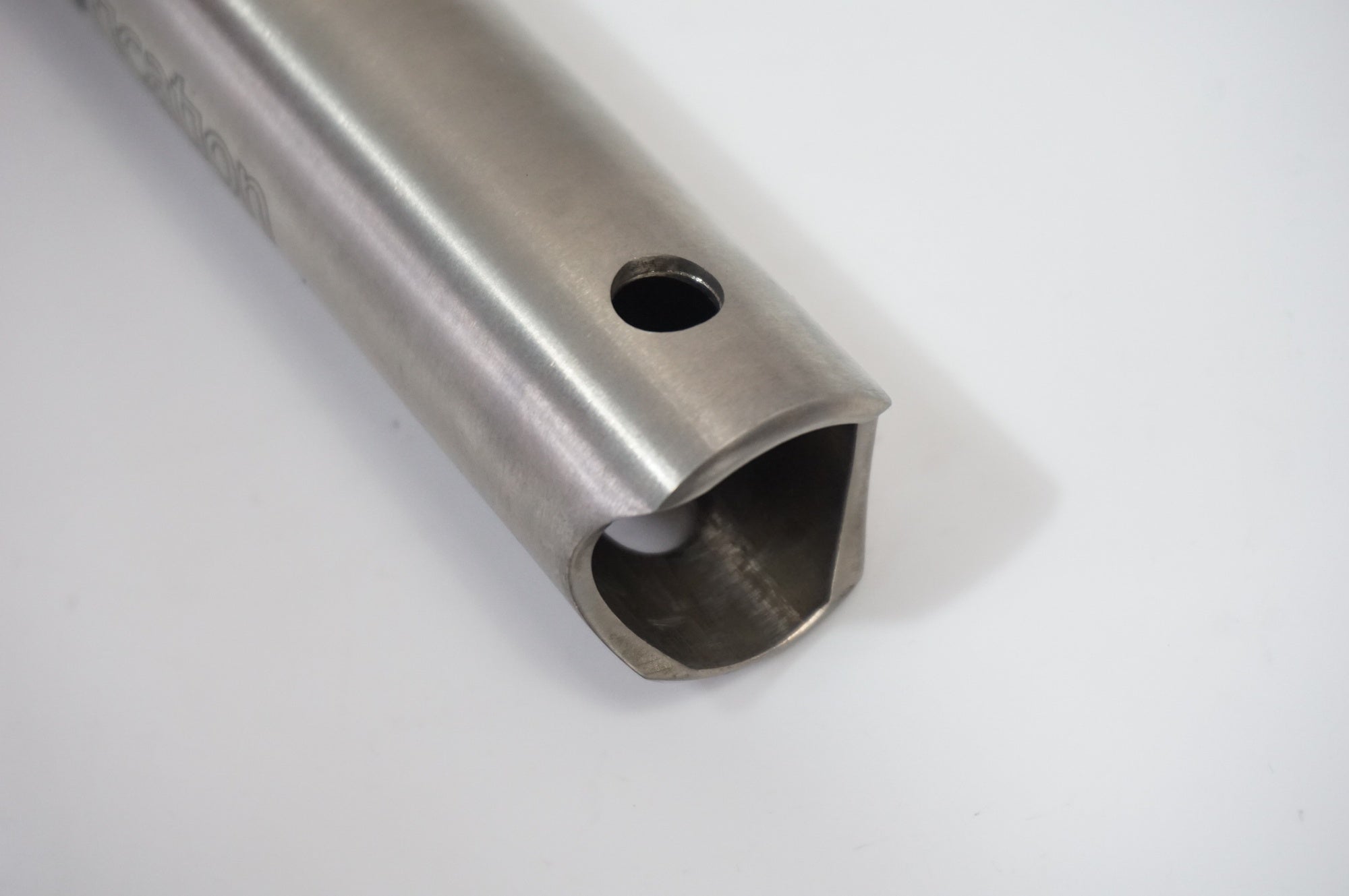 BROMPFICATION 「ブロンフィケーション」 TITANIUM φ31.8 580mm シートポスト / 世田谷店