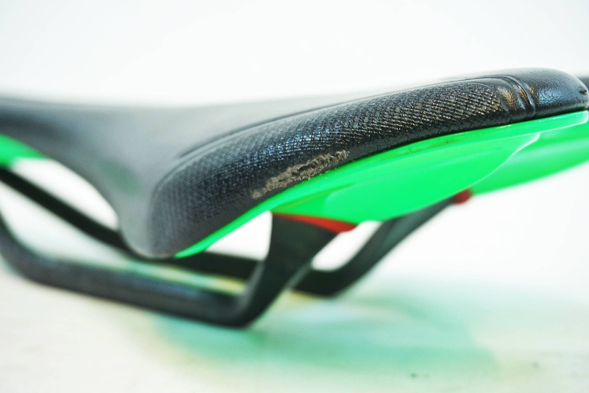 ASTUTE  「アスチュート」 SKYLITE VT カーボンレールサドル / 有明ガーデン店