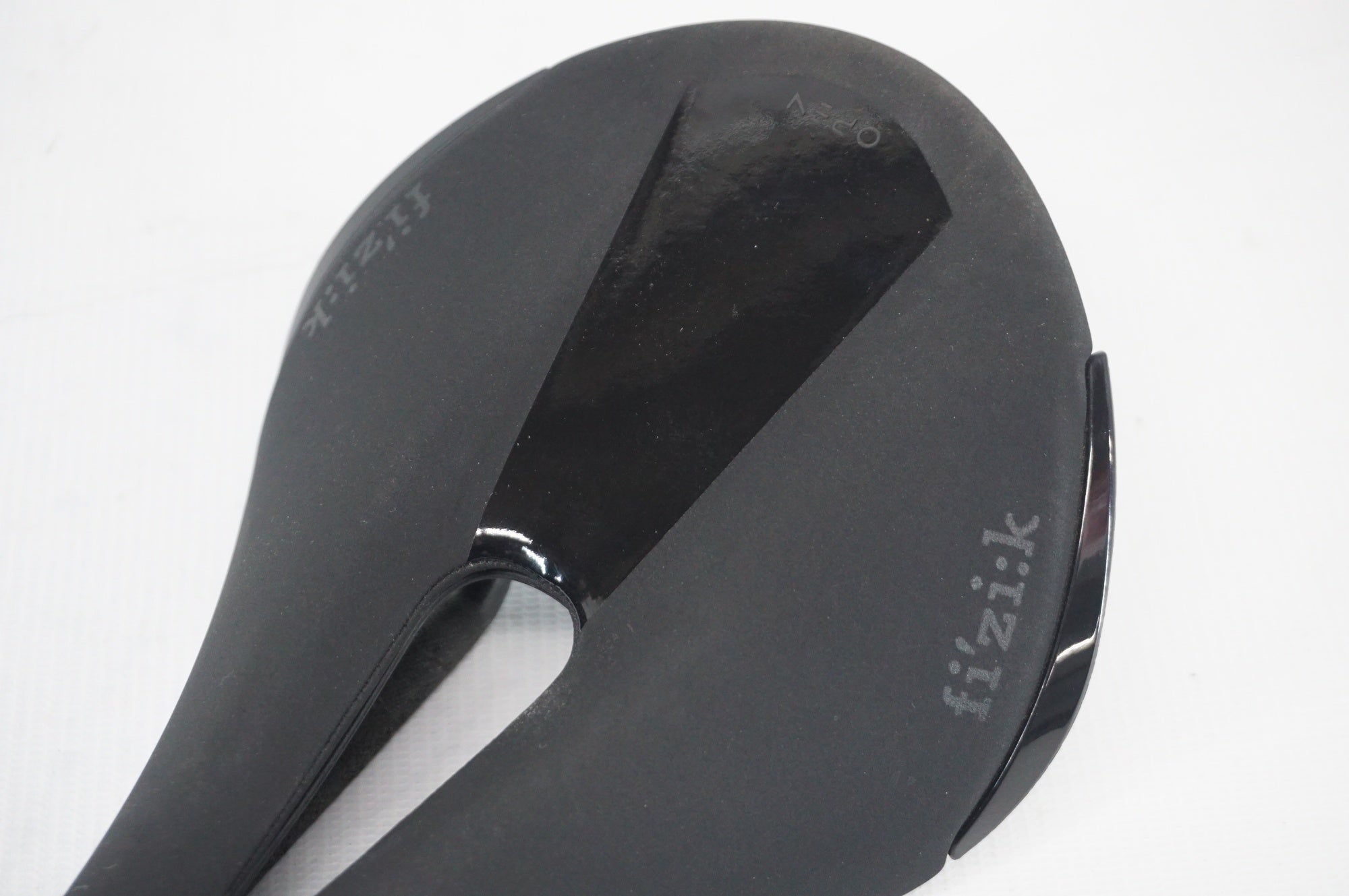 FIZIK 「フィジーク」 ALIANTE R1 OPEN FOR BULL CARBON サドル / 阪急塚口店